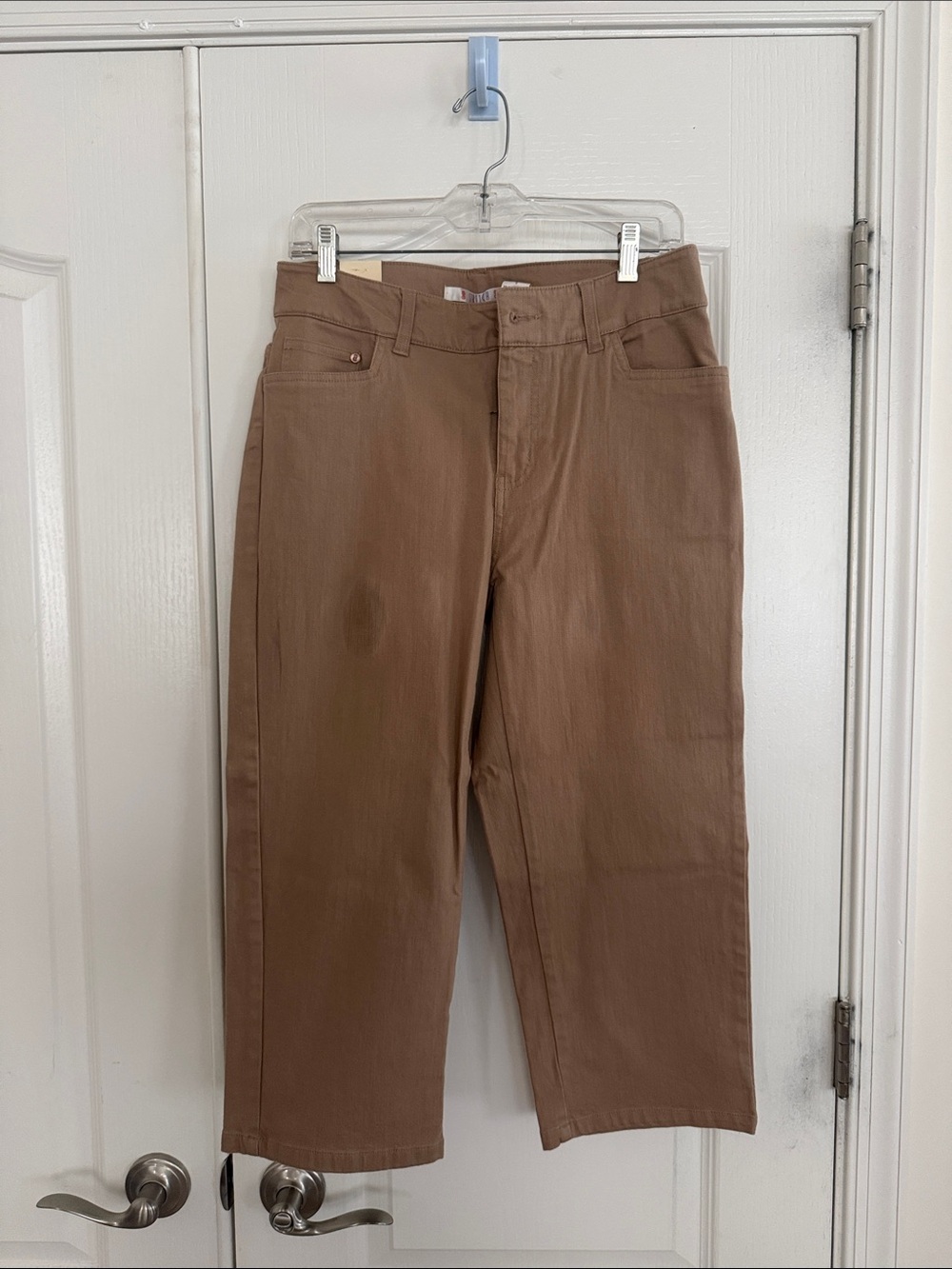 Bill Blass Brown Capri Pants with embroidered flowers on back pockets